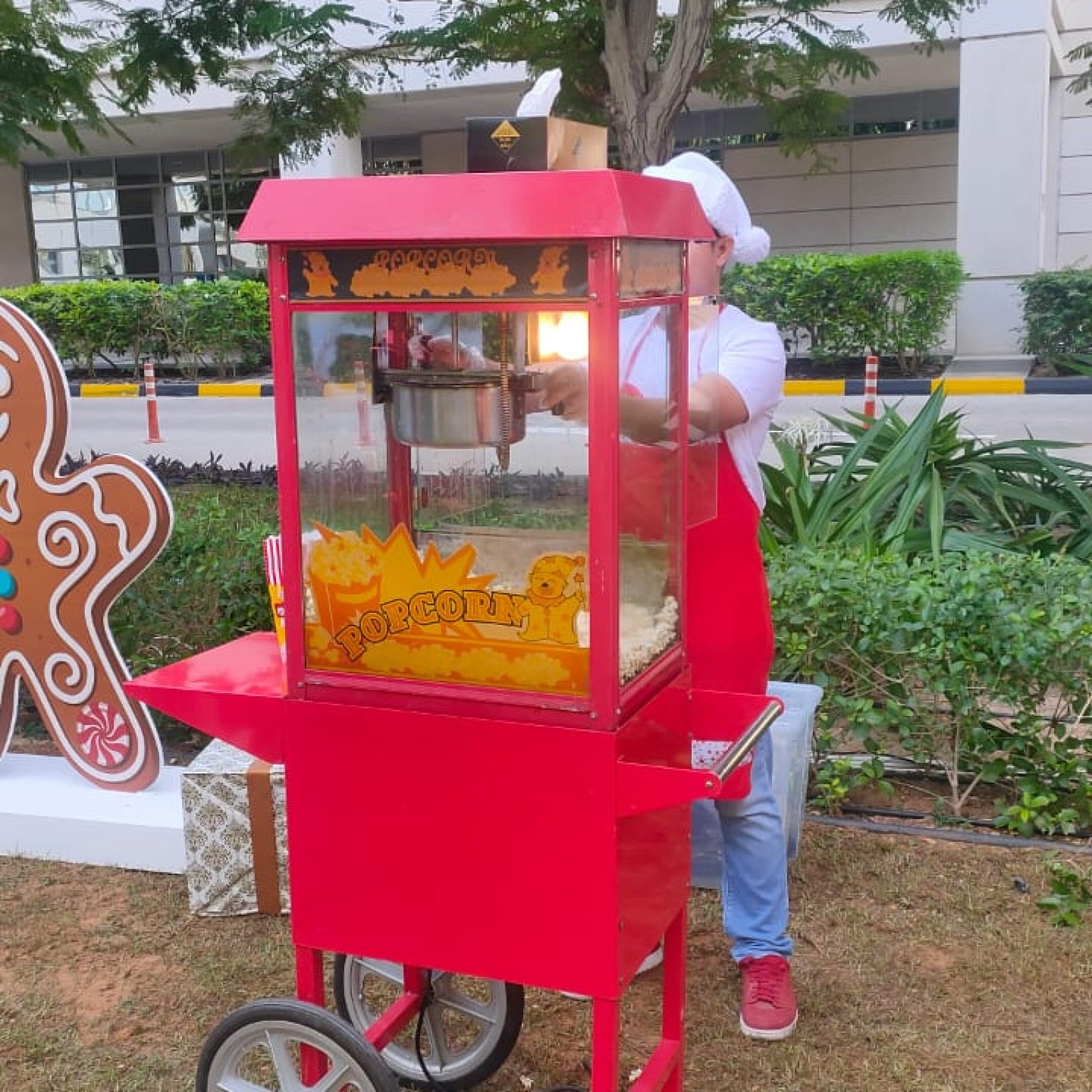 Popcorn machine with attendant